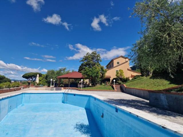 Villa in vendita a Carrara MS