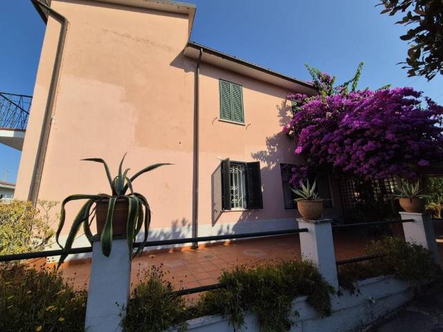 Villa in vendita a Carrara MS