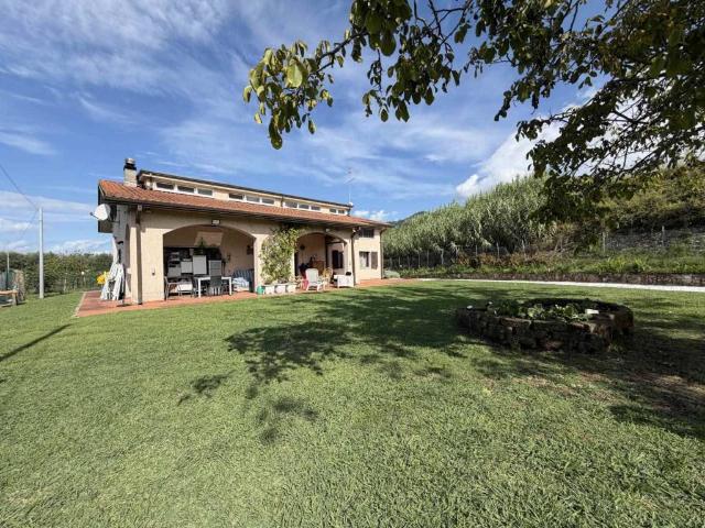 Villa in vendita a Carrara MS