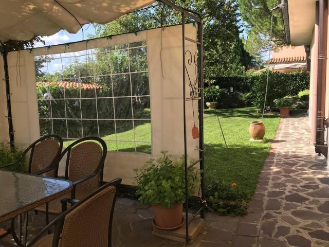 Villa in vendita a Carugo CO