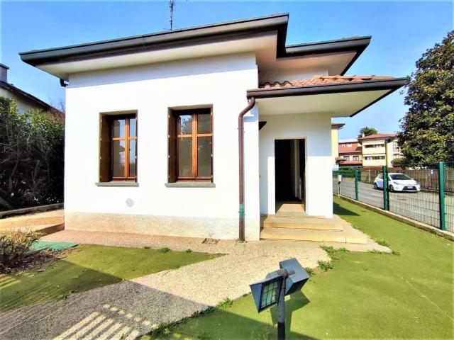 Villa in vendita a Carugo CO