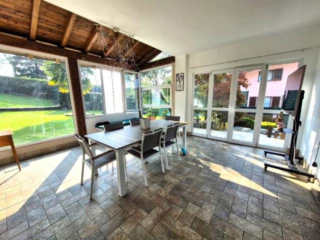 Villa in vendita a Carugo CO