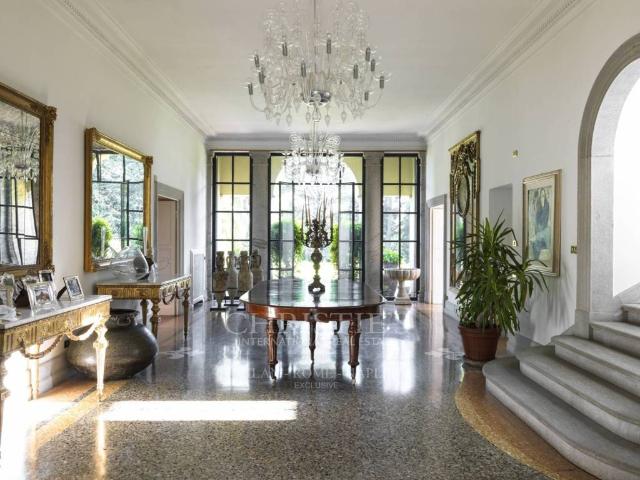 Villa in vendita a Carugo CO