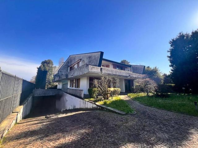 Villa in vendita a Carugo CO
