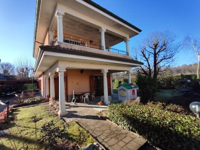 Villa in vendita a Carugo CO