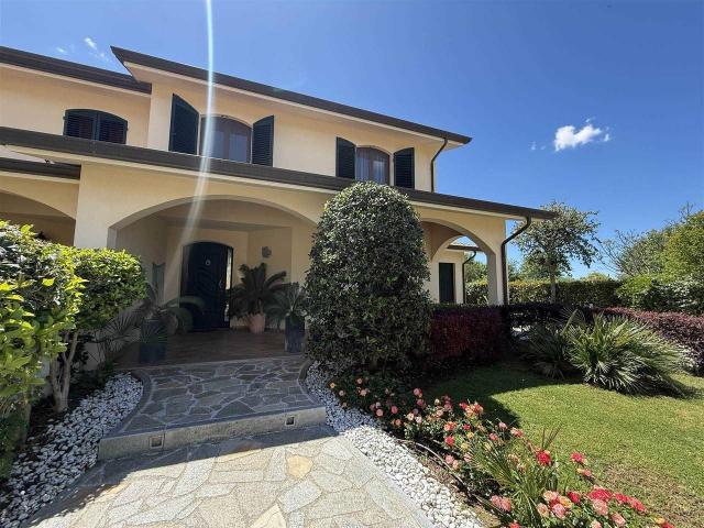 Villa in vendita a Cascina