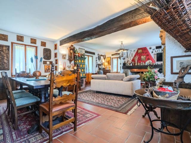 Villa in vendita a Castana 232m² Castana