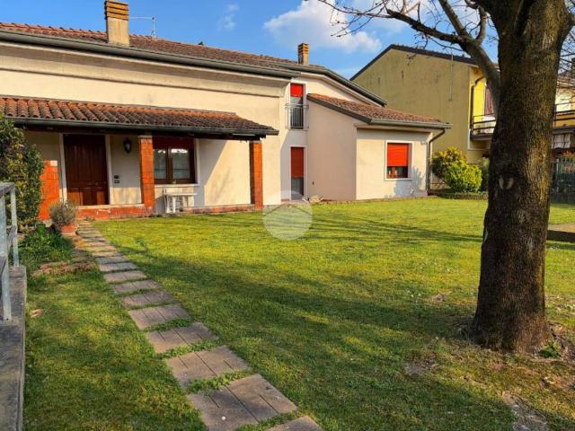 Villa in vendita a Castel d'Azzano VR