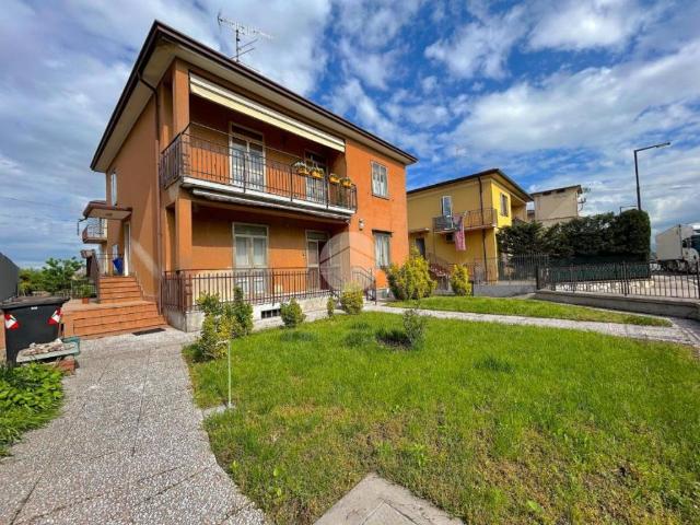 Villa in vendita a Castel d'Azzano VR