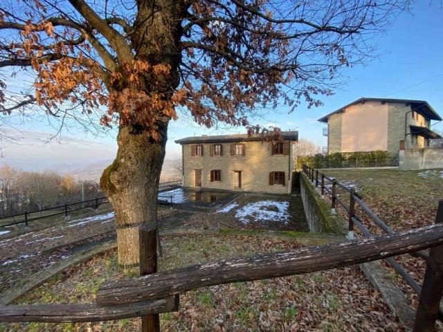 Villa in vendita a Castelnovo Ne' Monti RE