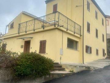 Villa in vendita a Castelraimondo MC