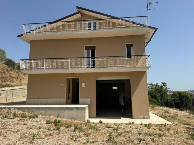 Villa in vendita a Castiglione Messer Raimondo TE