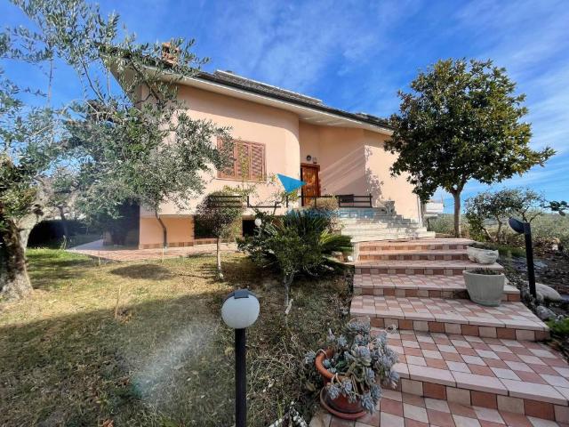Villa in vendita a Castilenti TE