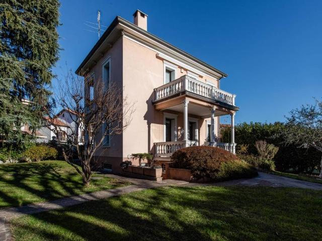 Villa in vendita a Castronno VA