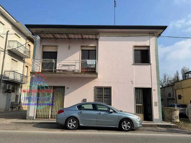Villa in vendita a Cento FE