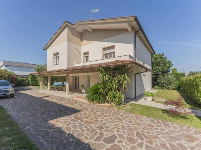 Villa in vendita a Cento FE