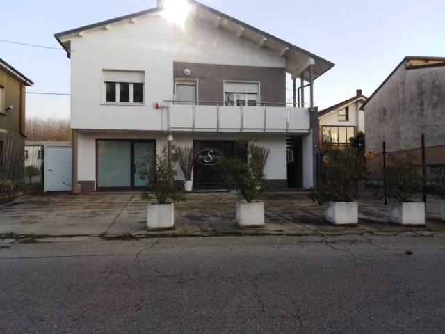 Villa in vendita a Cento FE