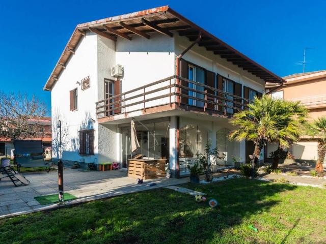 Villa in vendita a Cerano NO