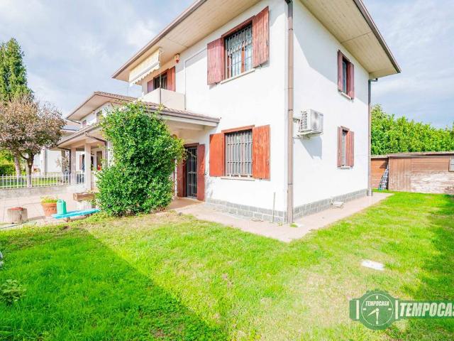 Villa in vendita a Cerro al Lambro MI