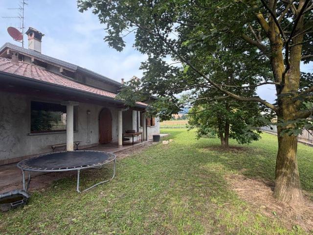 Villa in vendita a Cisano Bergamasco BG