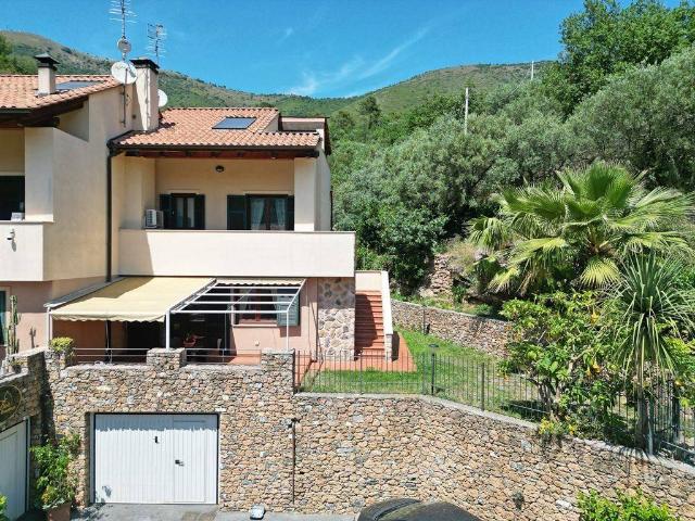 Villa in vendita a Cisano sul Neva SV