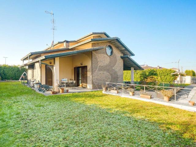 Villa in vendita a Cislago VA