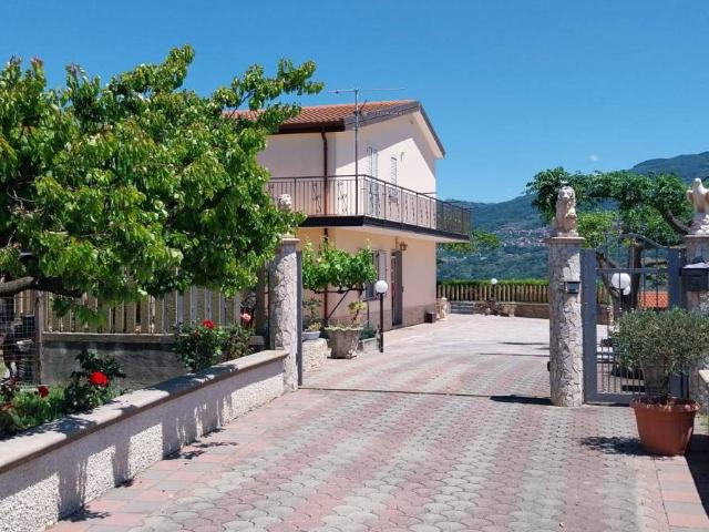 Villa in vendita a Cleto CS