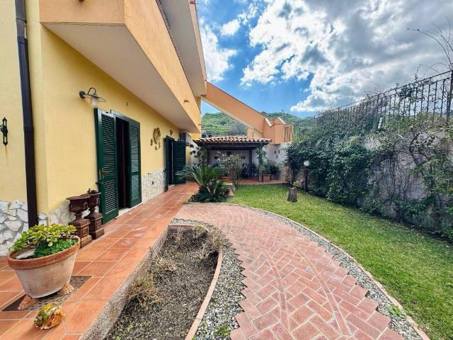 Villa in vendita a Crotone KR