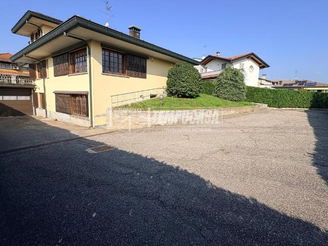 Villa in vendita a Cucciago