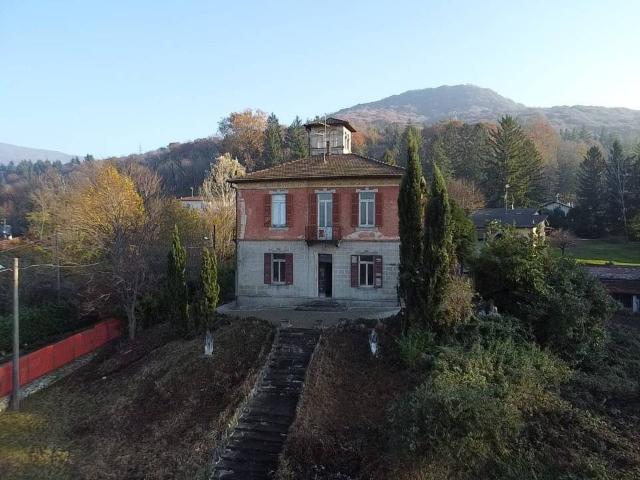Villa in vendita a Cunardo VA