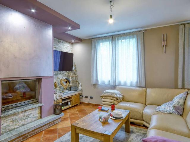 Villa in vendita a Cunardo VA