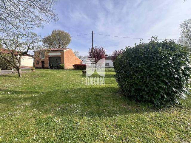 Villa in vendita a Curtatone MN