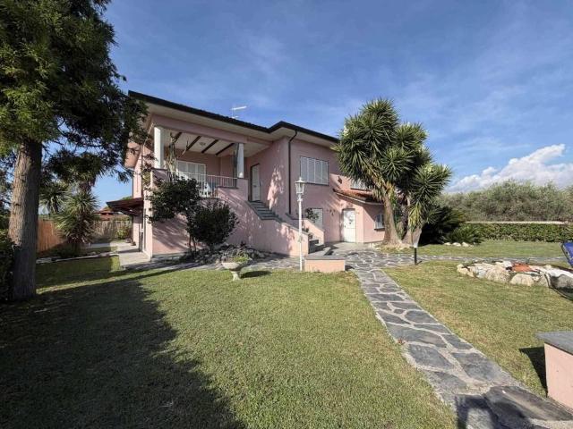 Villa in vendita a Ameglia SP