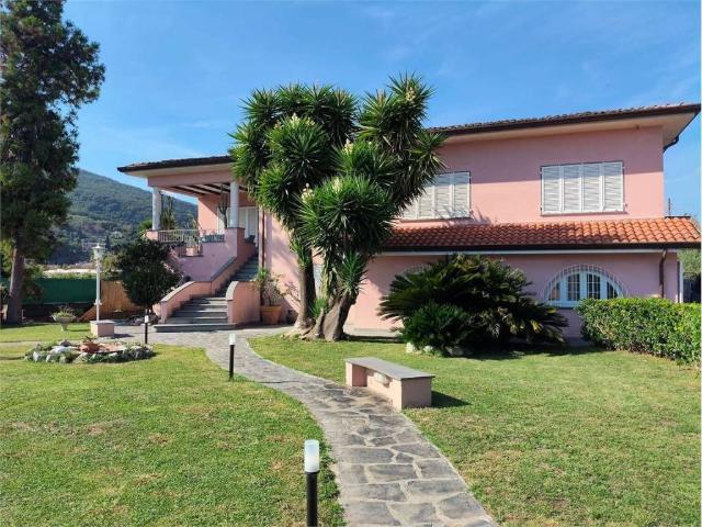 Villa in vendita a Ameglia SP