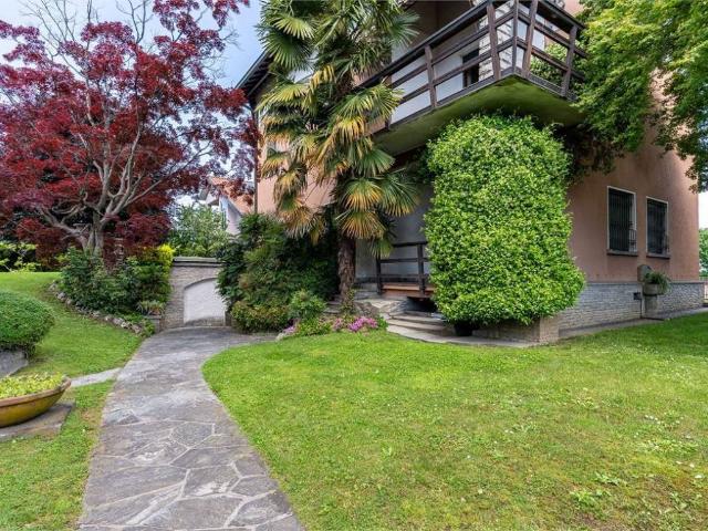 Villa in vendita a Anzano del Parco CO