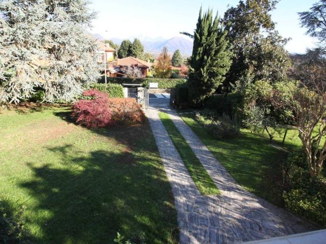Villa in vendita a Anzano del Parco CO