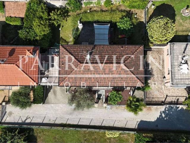 Villa in vendita a Anzano del Parco CO