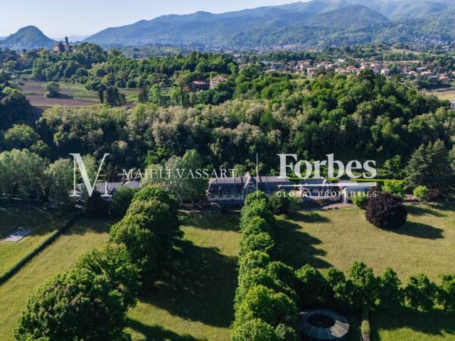 Villa in vendita a Anzano del Parco CO