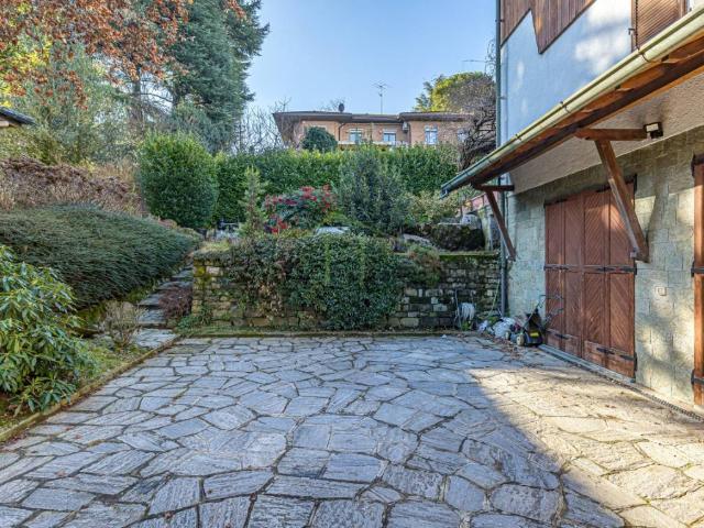 Villa in vendita a Anzano del Parco CO