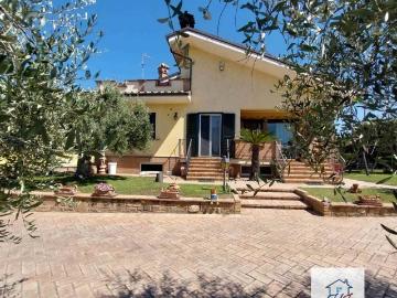 Via di Colle Palatino, Piazza Santa Maria Regina