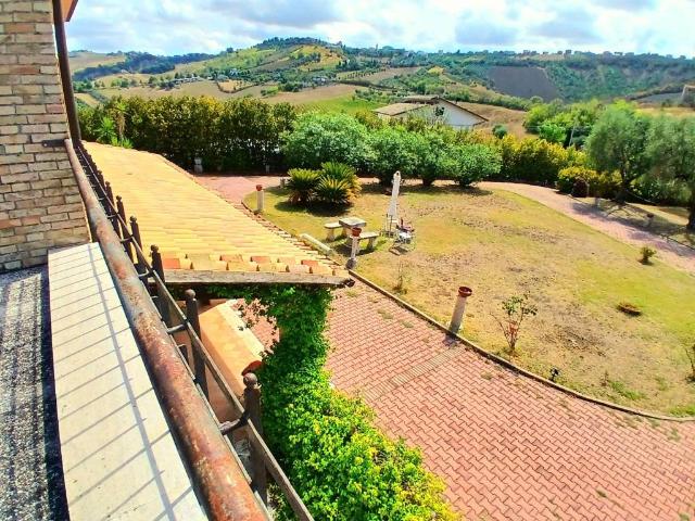 Villa in vendita a Ancarano TE