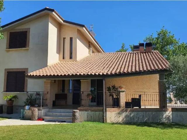 Villa in vendita a Ancarano TE