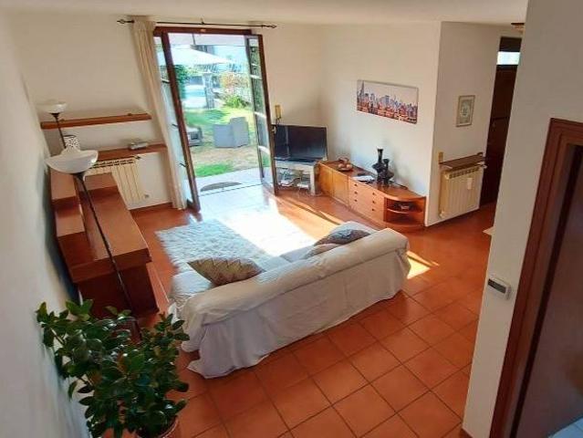 Villa in vendita a Angera VA