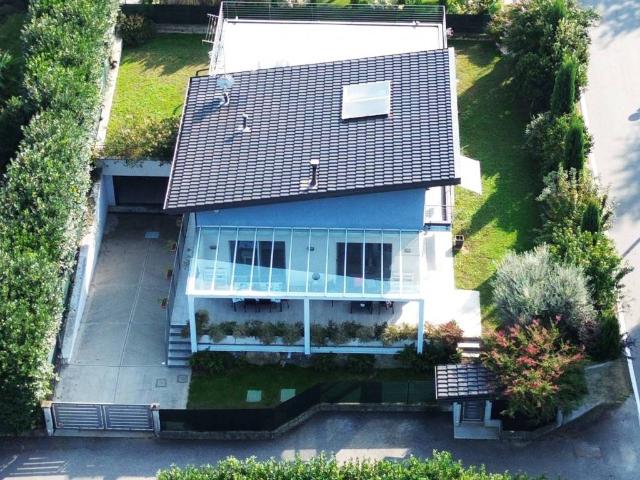 Villa in vendita a Angera VA