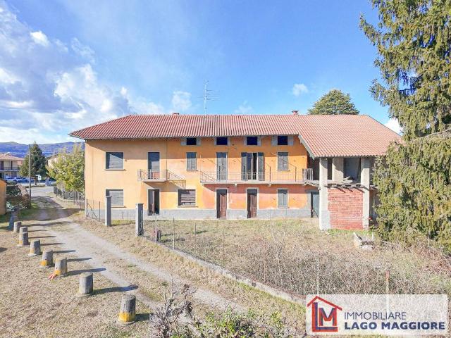 Villa in vendita a Angera VA