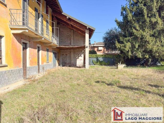 Villa in vendita a Angera VA