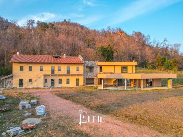 Villa in vendita a Angera VA