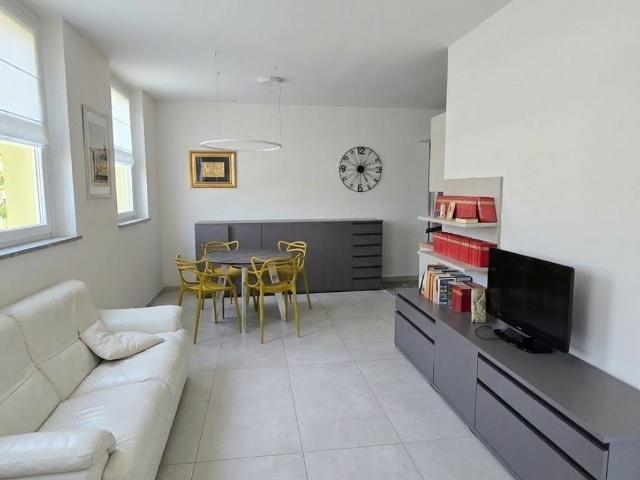 Villa in vendita a Angera VA