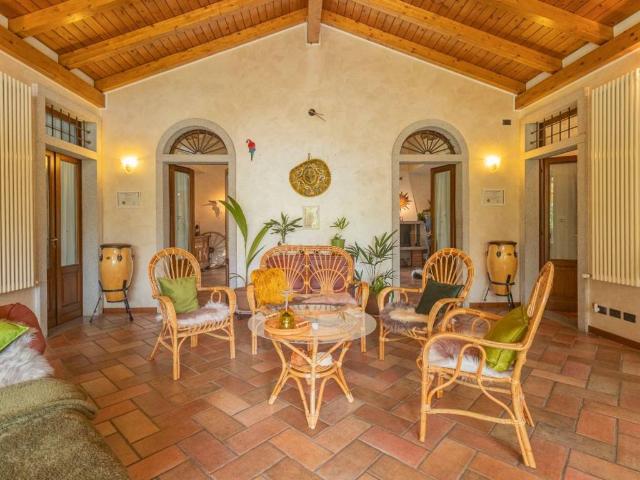 Villa in vendita a Angera VA