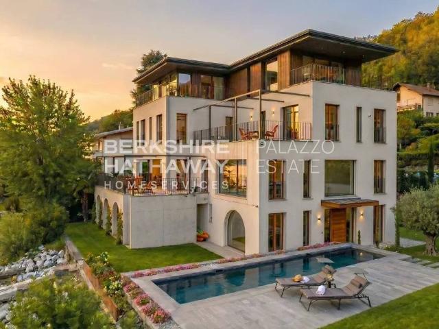 Villa in vendita a Angera VA